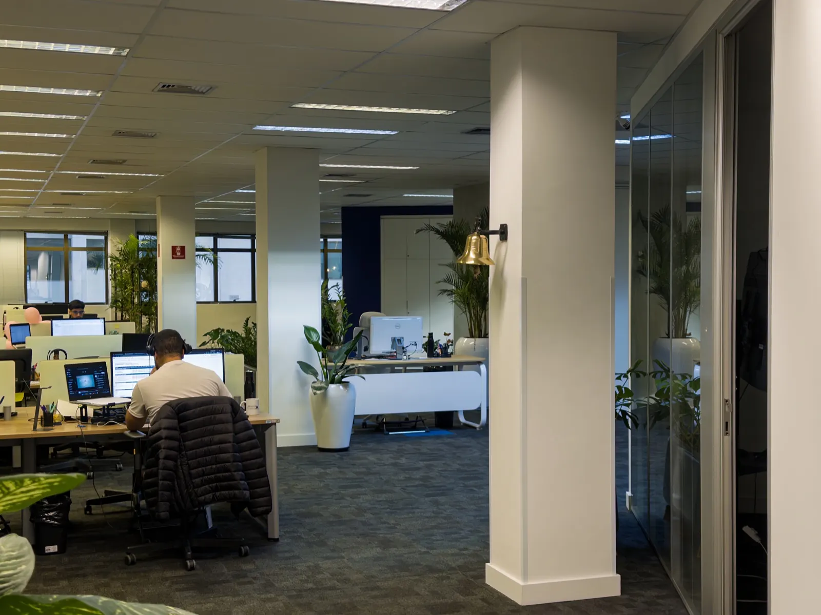 Espaço de trabalho amplo do escritório em Alphaville, com estações de atendimento